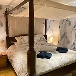 Nyaraló District Romantic Get Away In 1 Acre Gardens Off M6 *