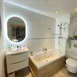 District Romantic Get Away In 1 Acre Gardens Off M6
