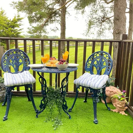 Nyaraló District Romantic Get Away In 1 Acre Gardens Off M6