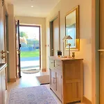 District Romantic Get Away In 1 Acre Gardens Off M6 *