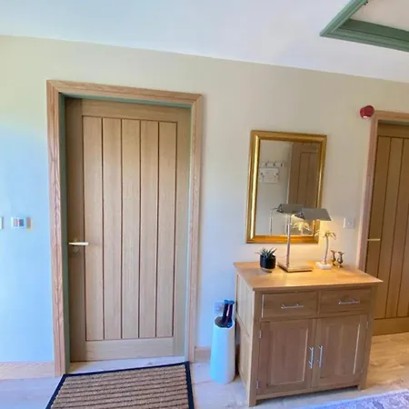 District Romantic Get Away In 1 Acre Gardens Off M6