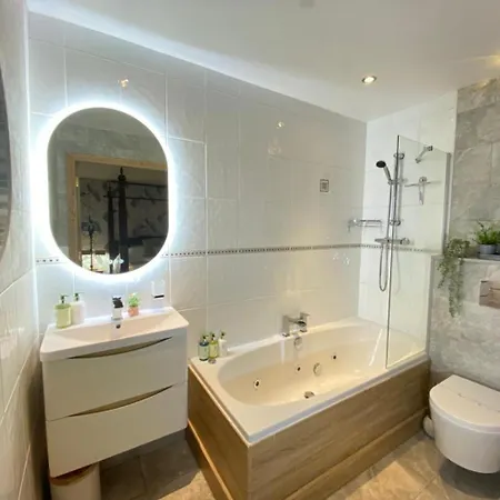 District Romantic Get Away In 1 Acre Gardens Off M6