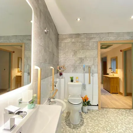 District Romantic Get Away In 1 Acre Gardens Off M6 *