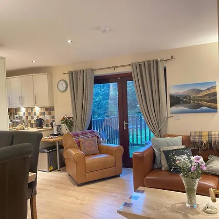 District Romantic Get Away In 1 Acre Gardens Off M6