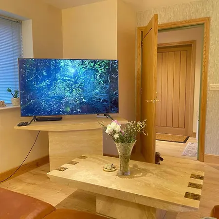District Romantic Get Away In 1 Acre Gardens Off M6 Holiday home *