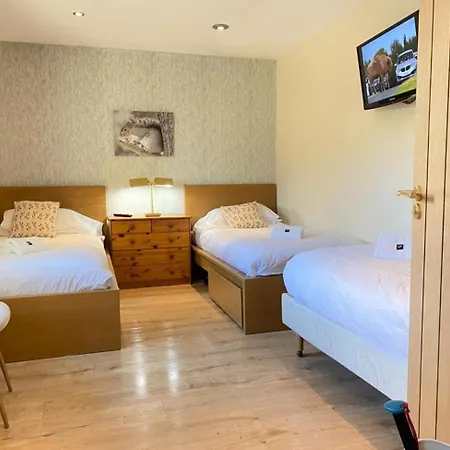 District Romantic Get Away In 1 Acre Gardens Off M6 Holiday home *