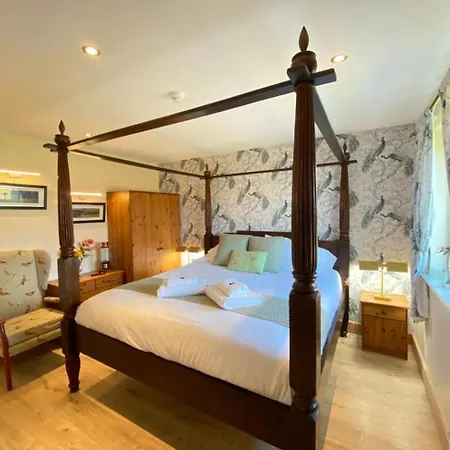 District Romantic Get Away In 1 Acre Gardens Off M6 *