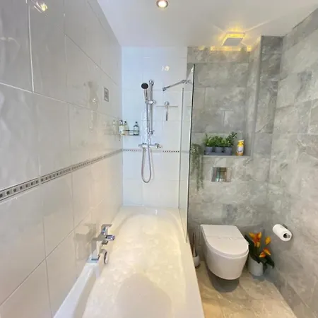 Holiday home District Romantic Get Away In 1 Acre Gardens Off M6 *
