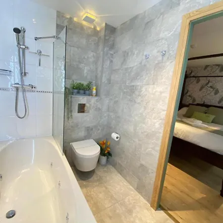 District Romantic Get Away In 1 Acre Gardens Off M6