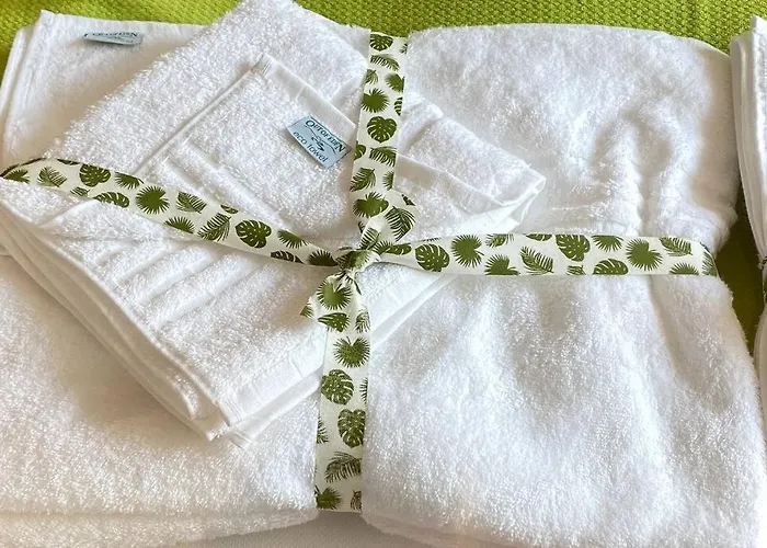 District Romantic Get Away In 1 Acre Gardens Off M6 Holiday home *