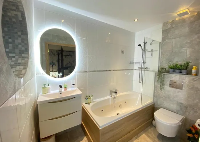 District Romantic Get Away In 1 Acre Gardens Off M6