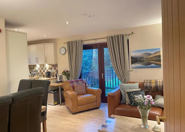 District Romantic Get Away In 1 Acre Gardens Off M6