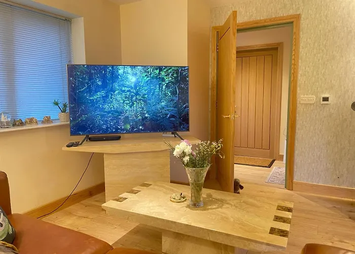 District Romantic Get Away In 1 Acre Gardens Off M6 Holiday home *