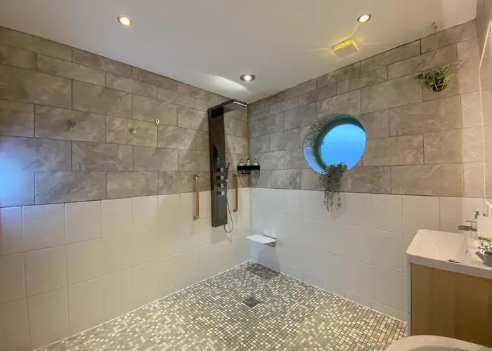 Holiday home District Romantic Get Away In 1 Acre Gardens Off M6 *